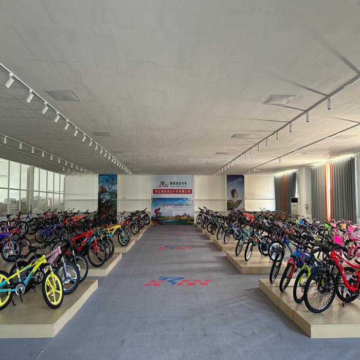 8歳から16歳対象、ディスクブレーキ付き20インチ子供用マウ - Cycling Gear Of The Year のレビューと価格